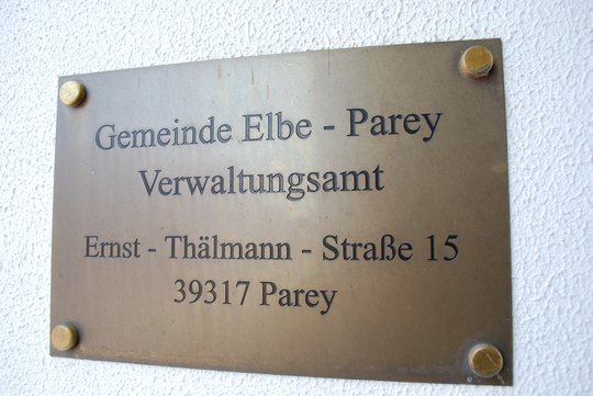 Titelbild: Gebäudeschild des Verwaltungsamtes der Gemeinde Elbe-Parey mit Adresse.