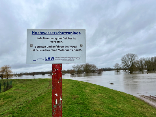 Hinweis zur Hochwasserschutzanlage vor erhöhten Elbedeich