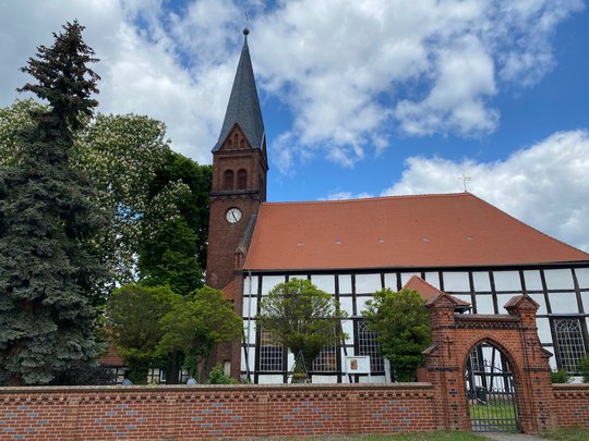 Titelbild: Güsener Kirche